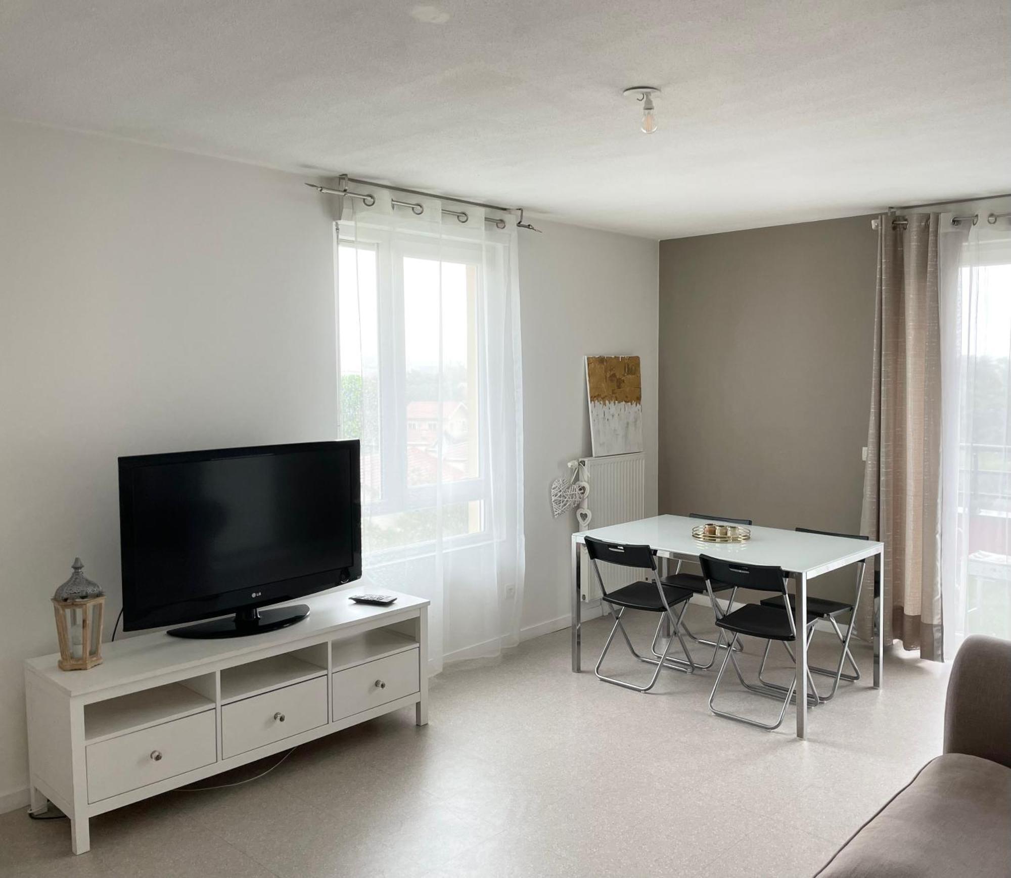 Grand T2 Spacieux Tres Calme Bron Exterior photo